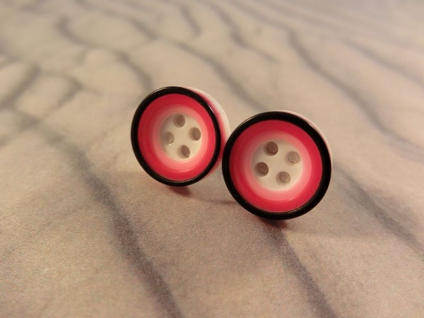 Knopf Ohrstecker Button schwarz rot pink Rand